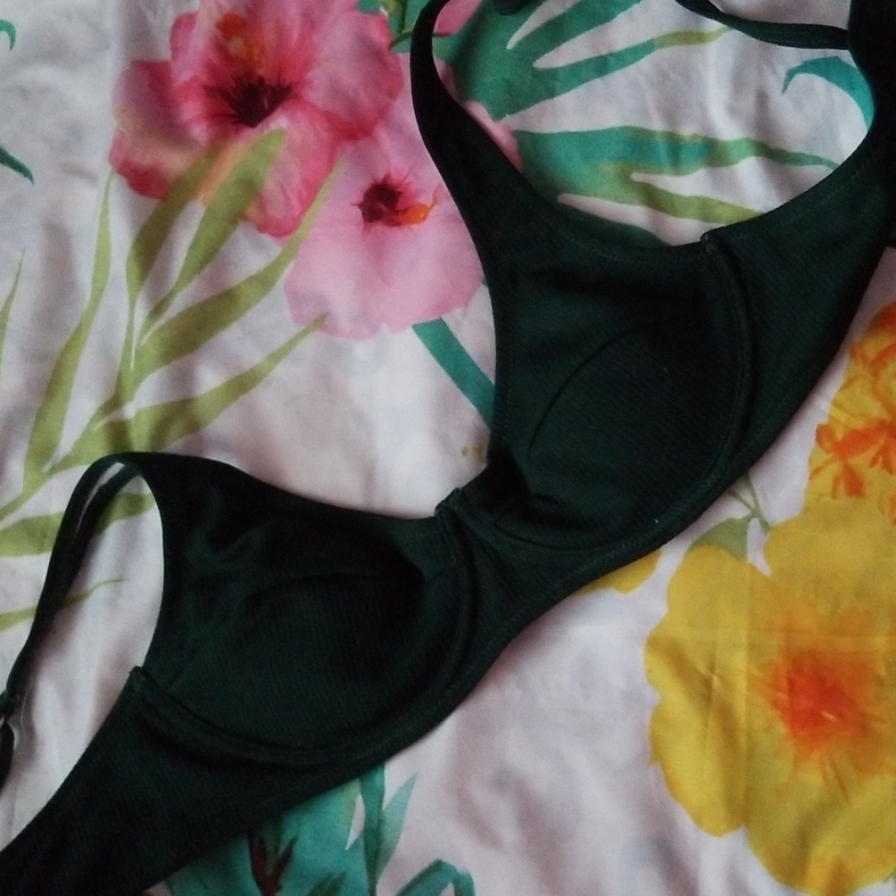 Ribbed underwire bikini top